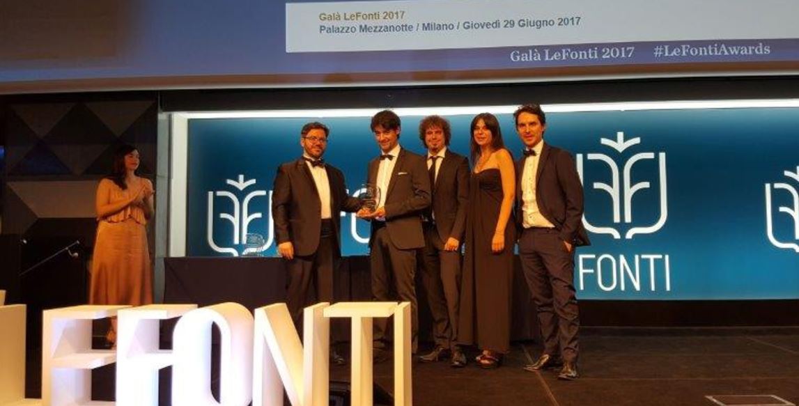 Il team di DrawLight ritira Le Fonti Award.