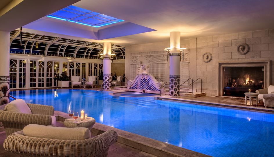 La piscina coperta di notte al Cavalieri Rome.