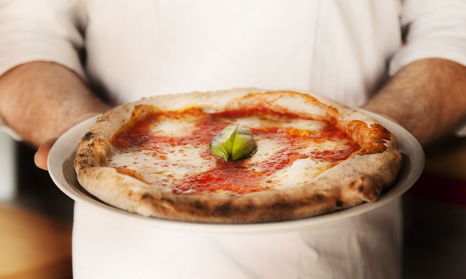 La pizza trionfa: nei menù del Mandarin Oriental e da Eataly