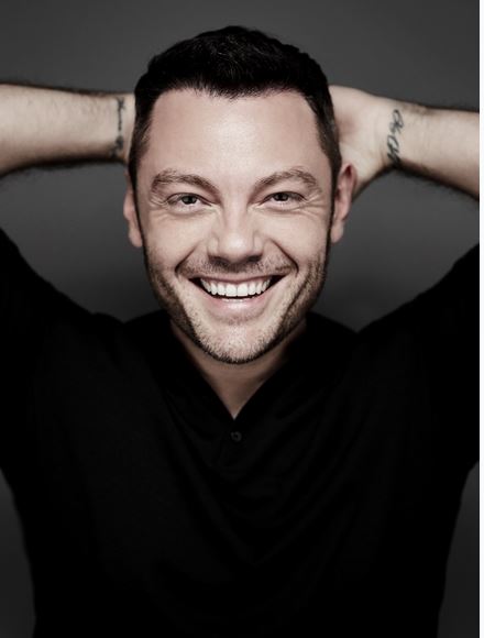 Le parole hanno un peso”: Tiziano Ferro promuove rispetto - The Way Magazine