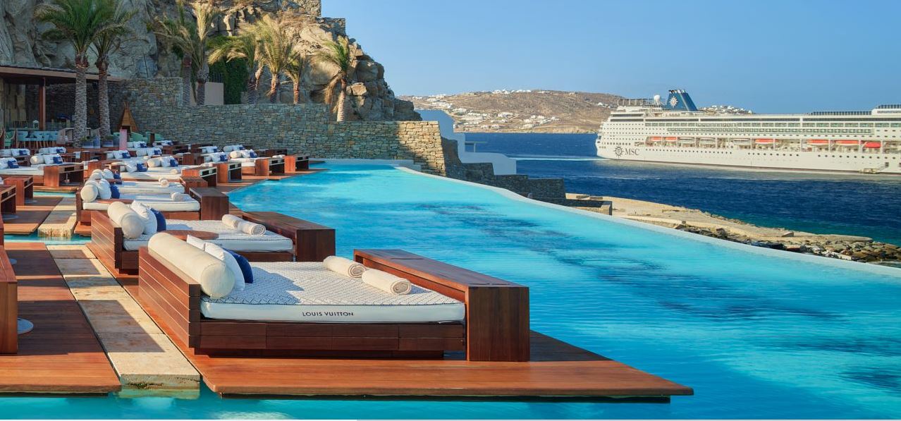 La piscina Zuma Mykonos vestita da Louis Vuitton - The Way Magazine